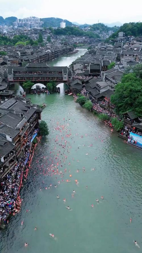 2025新澳最新资料大全和凤凰古城百人抢鸭子与凤凰古城百人抢鸭子是真的吗
